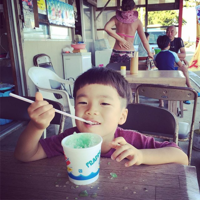 Boy_is_eating_shaved_ice_at_the_sea_house________________kidstrip__kidstrip__island__kidscamp__tabibum