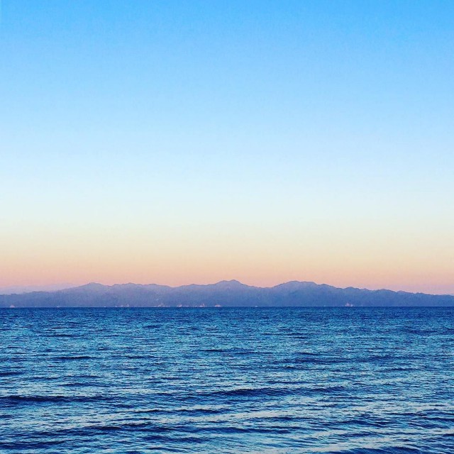 Viewing_Mt._Iide_range_from_small_island_in_Japan_sea.______________________________japantrip__japanmountain__iide__niigata__island__sunset__awashima